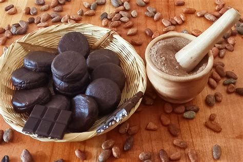 Ingredientes para chocolate caliente mexicano, incluyendo leche, tablillas de chocolate y canela en rama