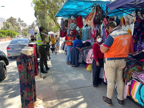 Foto temática de fiscalización municipal a comercio ambulante en Chile