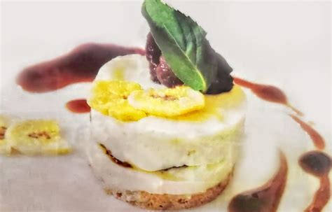 Foto de un trozo de mousse de plátano y manjar