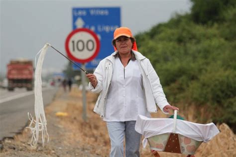 Vendedores ambulantes de dulces de La Ligua con sus canastos y pañuelos blancos