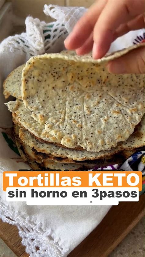 Tortillas keto apiladas con papel de horno