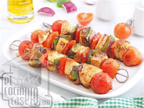 Variedad de brochetas de pollo y vegetales coloridas