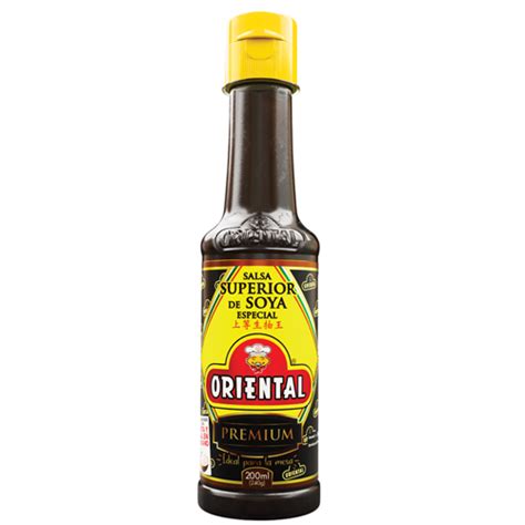 Ingredientes para marinada agridulce oriental (salsa de soya, vinagre de arroz, jengibre, ajo, ajonjolí)