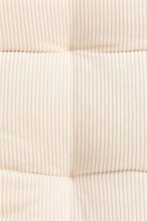 Primer plano de la textura acanalada y aterciopelada de una chaqueta de pana