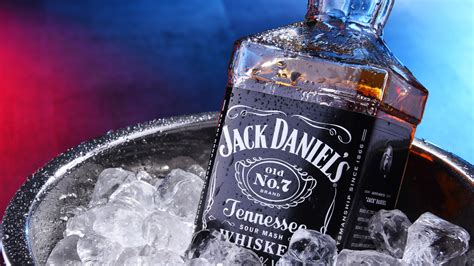 Antigua ilustración o foto de Jack Daniel o la fachada de la destilería original