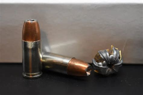 Fotografía de vainas de munición antes y después de ser limpiadas en un tumbler con cáscara de nuez