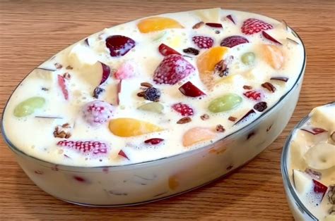 Ilustración de un postre esponjoso tipo nube con frutas frescas y un toque de leche condensada.