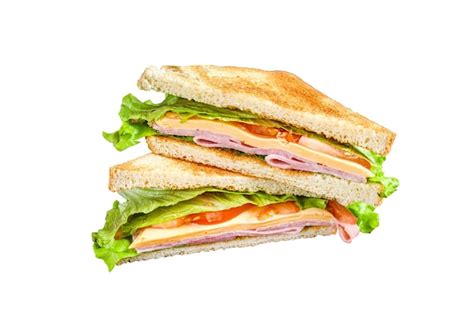 Sándwiches de pepino y lechuga variados en una tabla de madera
