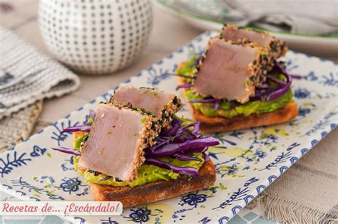 Variedad de sándwiches y tostas de mariscos coloridos