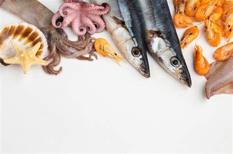 Diversos tipos de mariscos frescos en una tabla de cortar