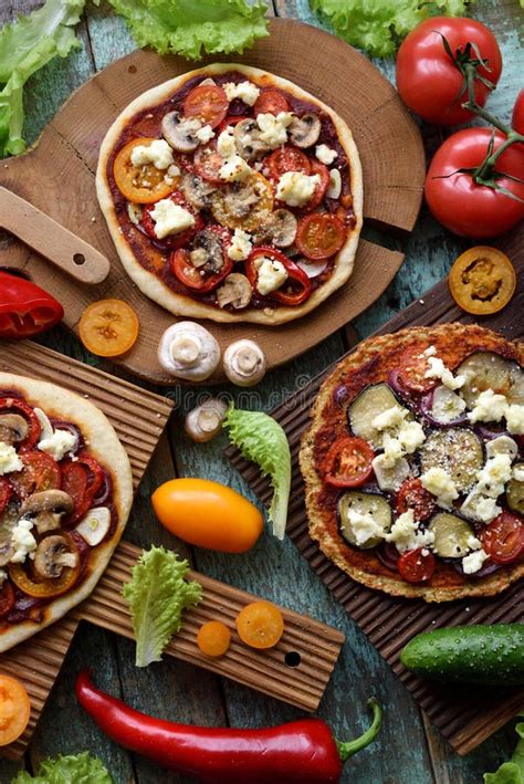 Fotografía festiva de diversas pizzas caseras y artesanales sobre una mesa, siendo compartidas por un grupo de amigos