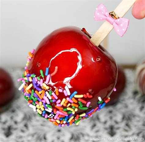 Foto de manzanas acarameladas terminadas y decoradas