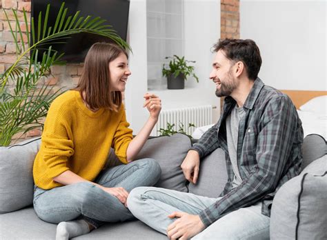 Pareja hablando en un ambiente íntimo y relajado para fomentar la comunicación sexual