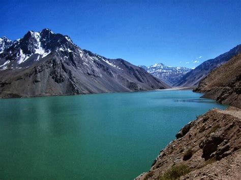 Fotografía del Embalse El Yeso con sus aguas turquesas