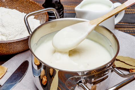 Proceso de preparación de la salsa bechamel en un cazo.