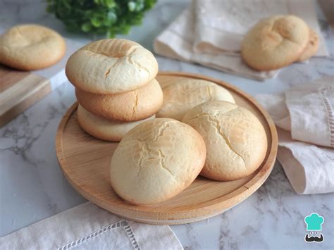 Plato de polvorones de maicena y mantequilla listos para servir