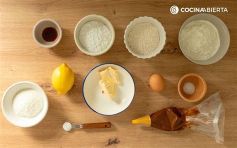 Ingredientes para polvorones de maicena sobre una mesa de madera