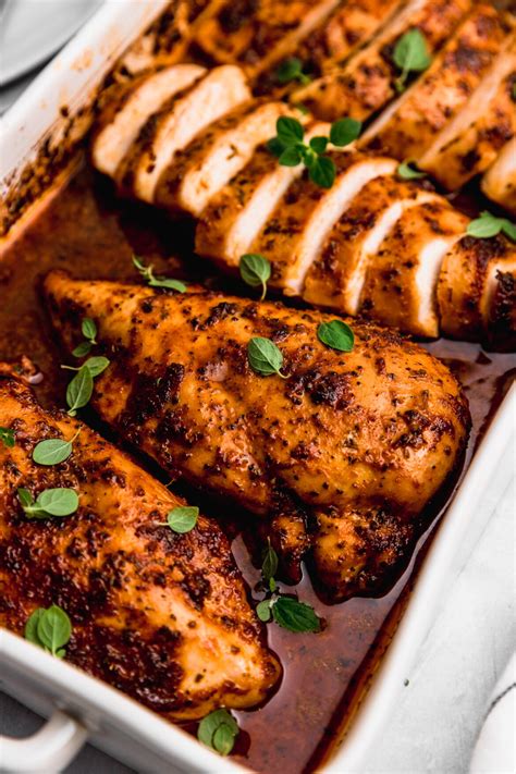 Pechugas de pollo jugosas al horno con hierbas frescas