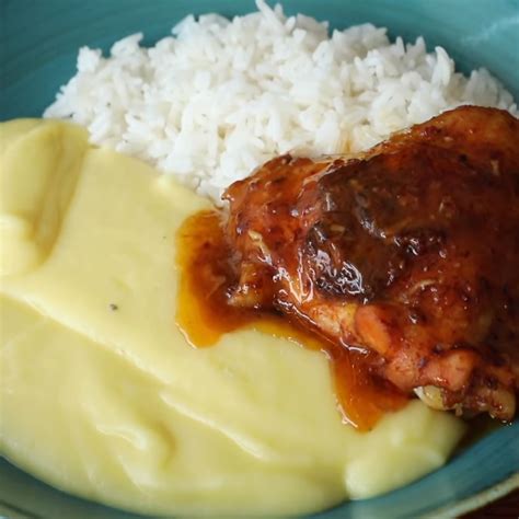 Pechugas de pollo acompañadas de puré de papa y ensalada