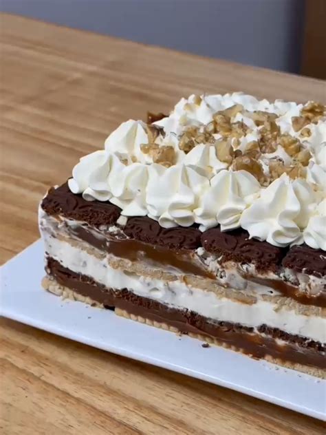 Pay de nuez chocolate y café decorado con crema chantillí y nueces enteras