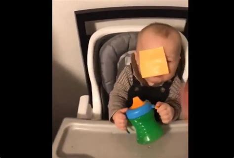 Bebé con una loncha de queso pegada en la cara, imagen que representa el 