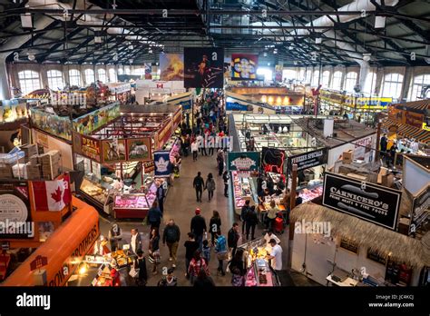 Puesto de William Davies Company en el St. Lawrence Market de Toronto, Canadá.