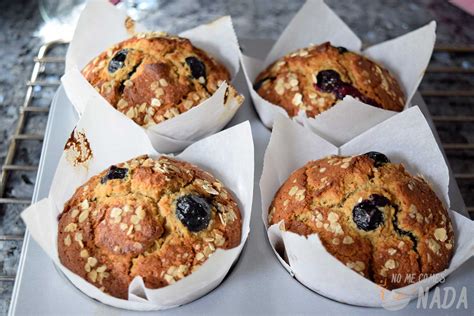 Muffins de avena y miel recién horneados sobre una rejilla