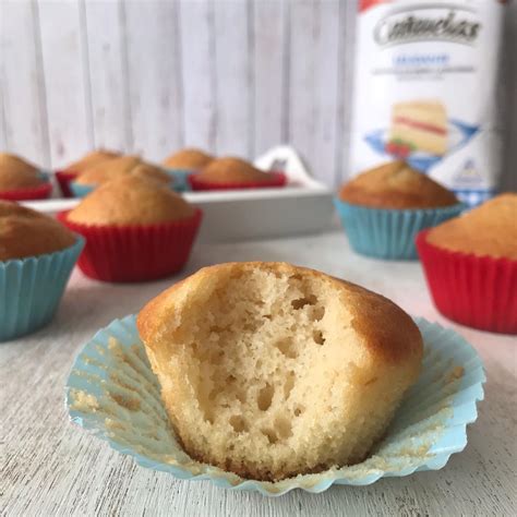 Ingredientes secos y líquidos para muffins separados en boles