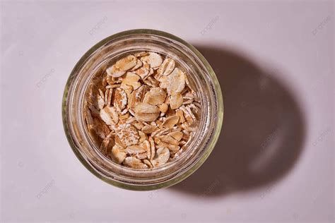 Primer plano de copos de avena y un tarro de miel