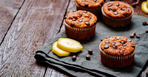 Muffins de plátano, avena y chocolate decorados con miel