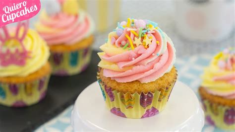 Cupcakes coloridos decorados para una fiesta de cumpleaños