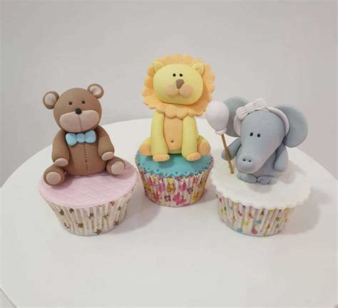 Decoración de cupcakes con fondant y figuras temáticas