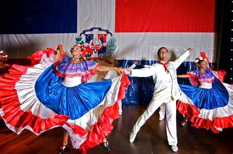Pareja bailando merengue tradicional en un festival dominicano