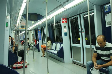 Interior del vagón de metro con vendedores ambulantes y pasajeros