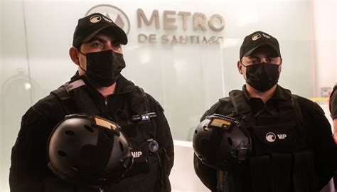 Guardia de seguridad del metro en el andén
