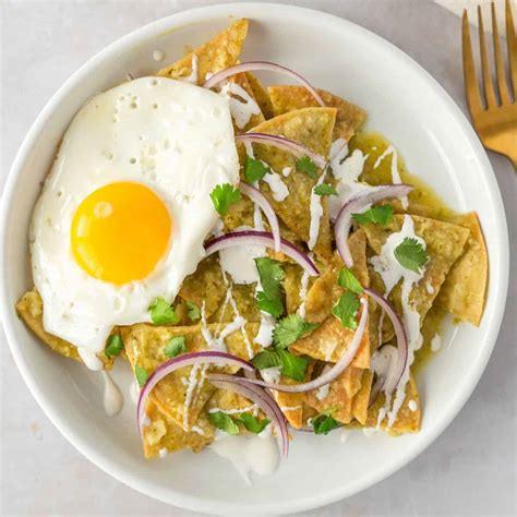 Plato de chilaquiles rancheros con huevo frito, queso y crema