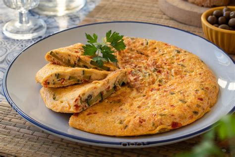Foto de ingredientes frescos para una tortilla de verduras: cebolla, queso, zanahoria o calabaza