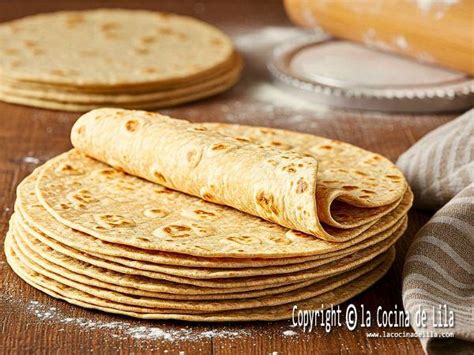 Foto de tortillas de avena caseras recién hechas sobre tabla de madera