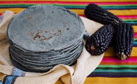 Foto de un empleado haciendo tortillas con maíz azul