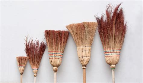 Fotografía de objetos artesanales (cestas, escobas) elaborados con crin vegetal extraída de las hojas de palmito.