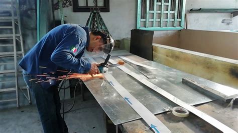 Preparación y corte de láminas metálicas para un silo pequeño