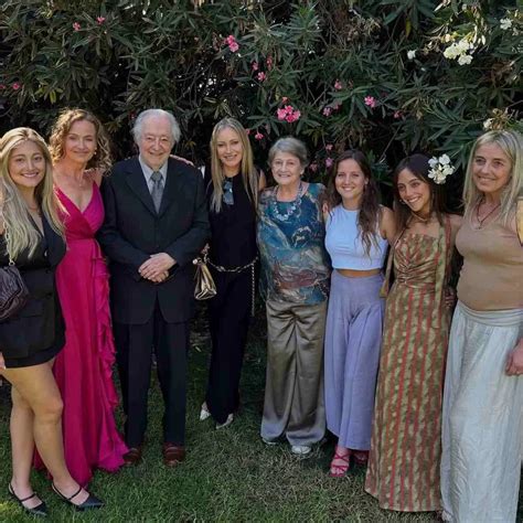 Foto de los hermanos Morcillo junto a Adriana, mostrando su dinámica familiar