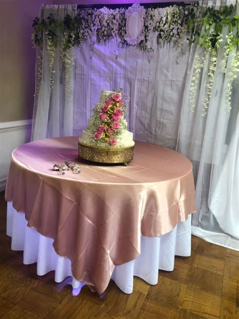 Mesa de pastel elegantemente decorada con diferentes opciones de presentación