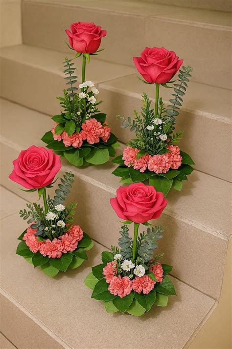 Arreglos florales de temporada decorando una mesa de pastel