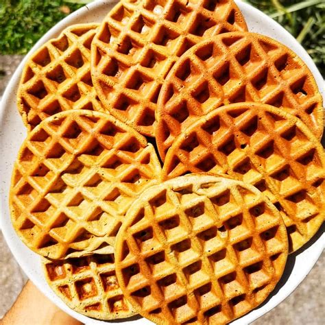 Waffles de avena con bayas y miel