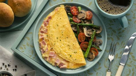 Plato de omelette con jamón y queso