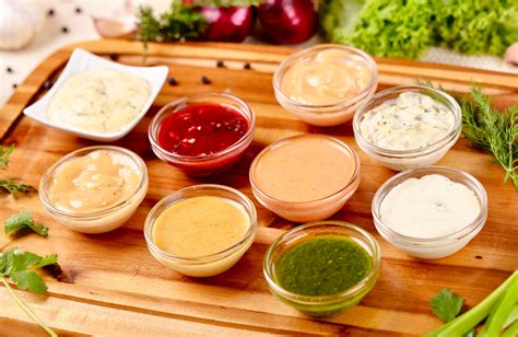 Variedad de salsas y cremas para untar en pequeños cuencos