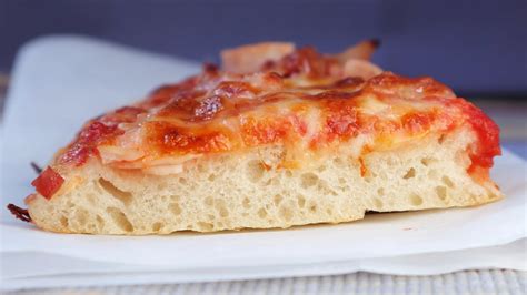 Masa de pizza Pizza Hut esponjosa y dorada.