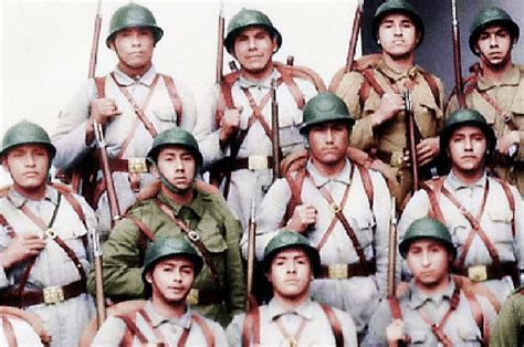 Ilustración de soldados peruanos en marcha durante la Guerra del Pacífico, portando sus provisiones.