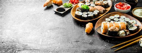 Variedad de sushi, rolls y platos de mariscos en un buffet estilo barra libre